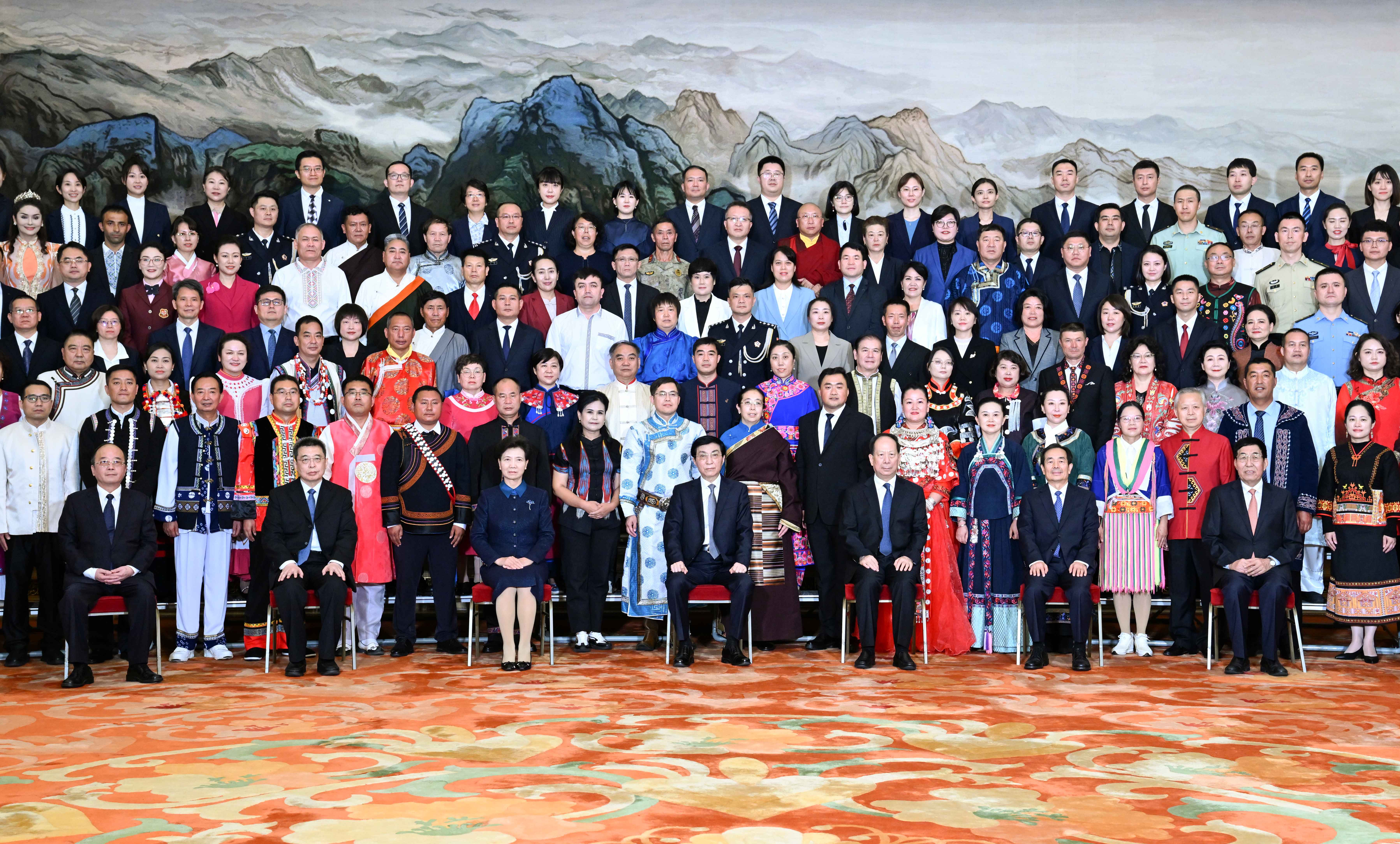 3、各民族代表大合照(1)